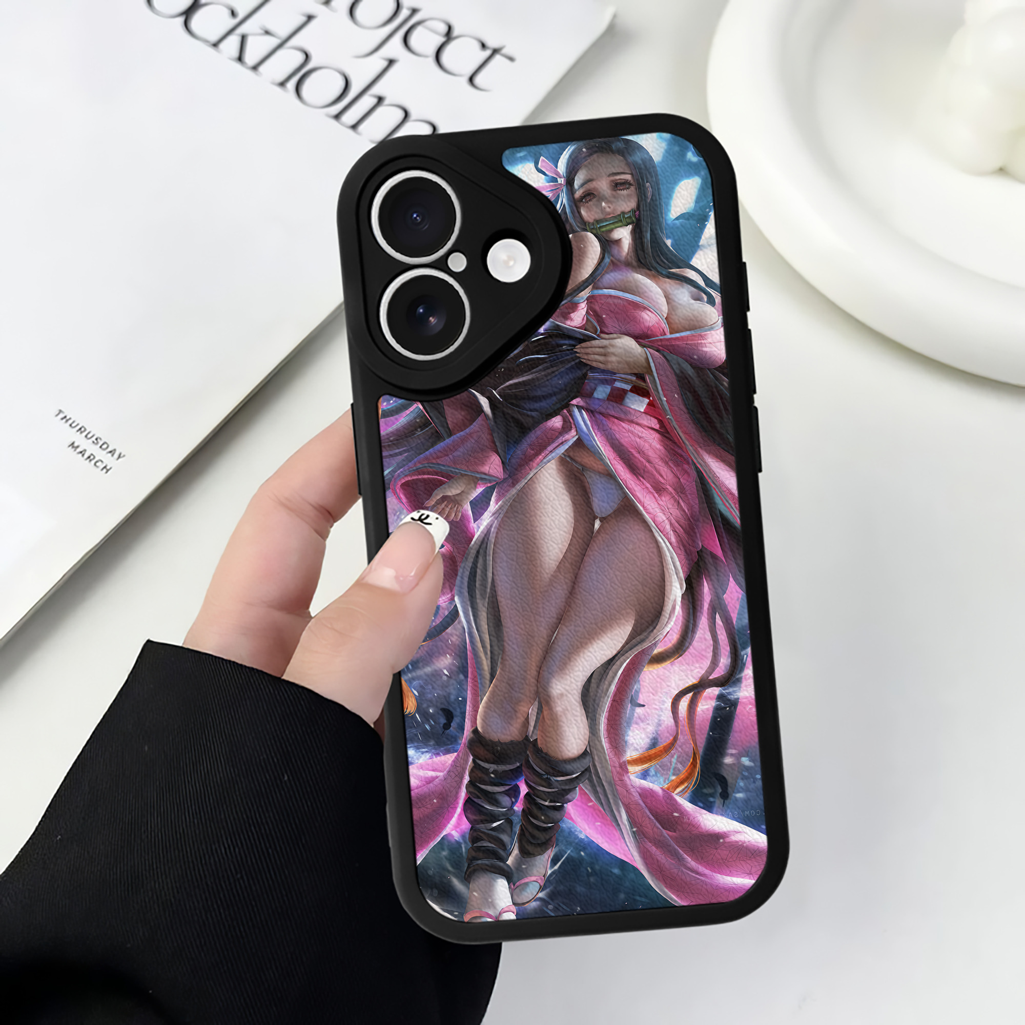 （画像用） 鬼滅の刃（きめつのやいば）竈門 禰󠄀豆子／かまど ねずこ Kamado Nezuko 【iPhone 16シリーズ対応】シリコンスマホケース（レザー調） 材質：シリコン